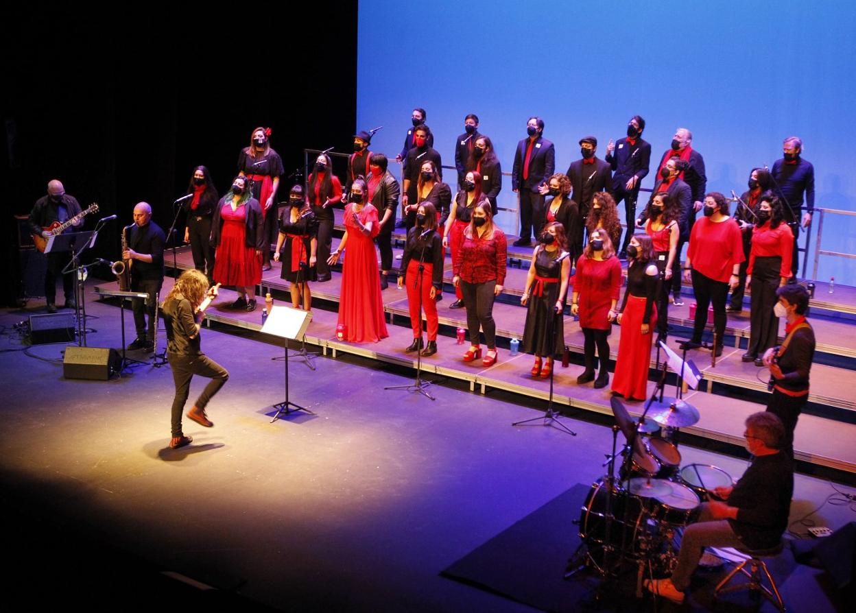 La formación gijonesa, en acción sobre el escenario del Teatro Jovellanos. 