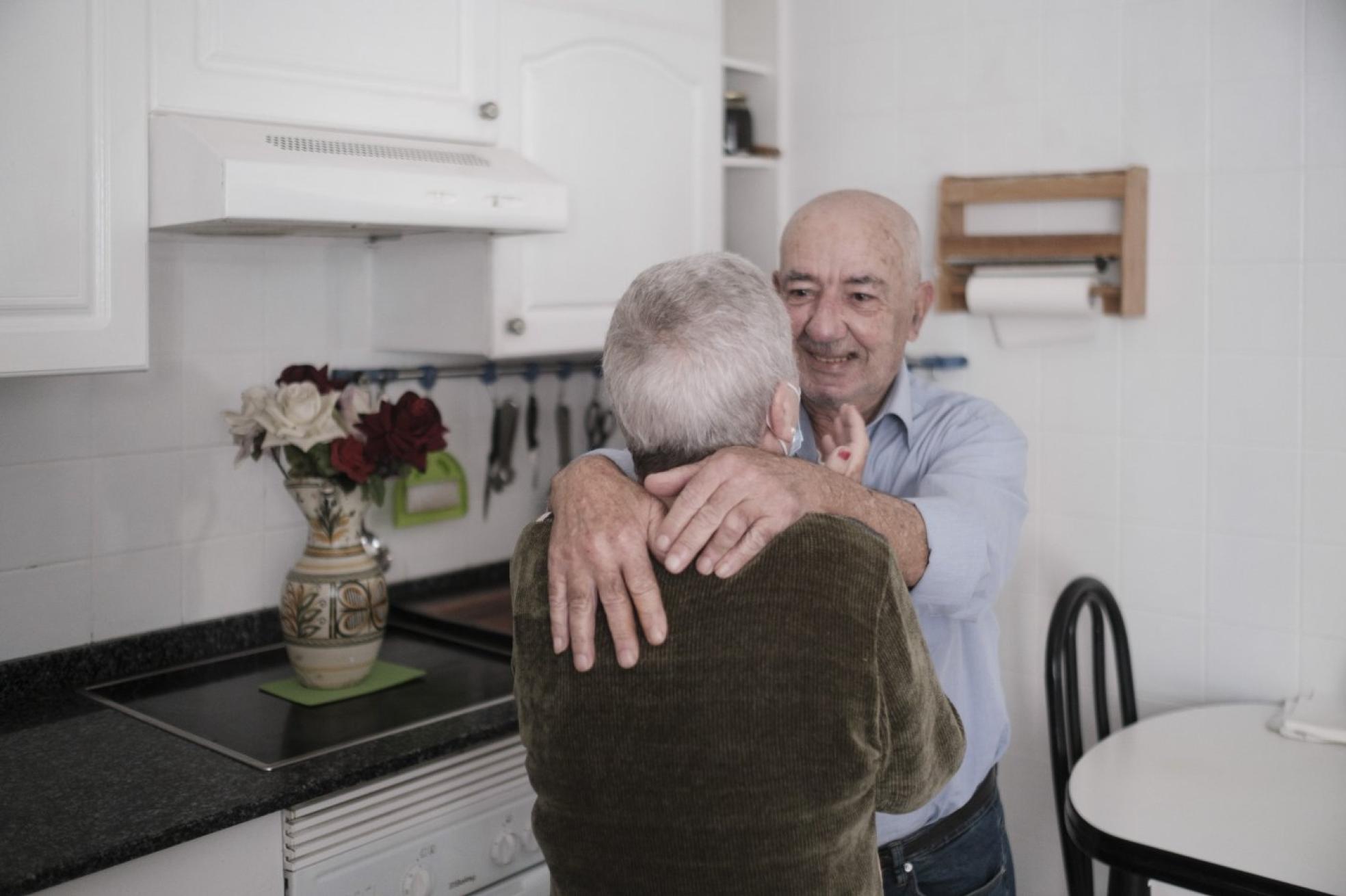 t Ramón García y su esposa Azucena, en la cocina de su casa. 