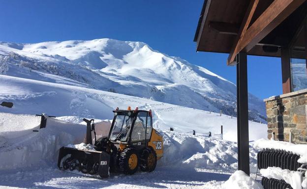 Imagen principal - Quitanieves trabajando en Leitariegos, la autopista del Huerna y el puerto de Pajares.