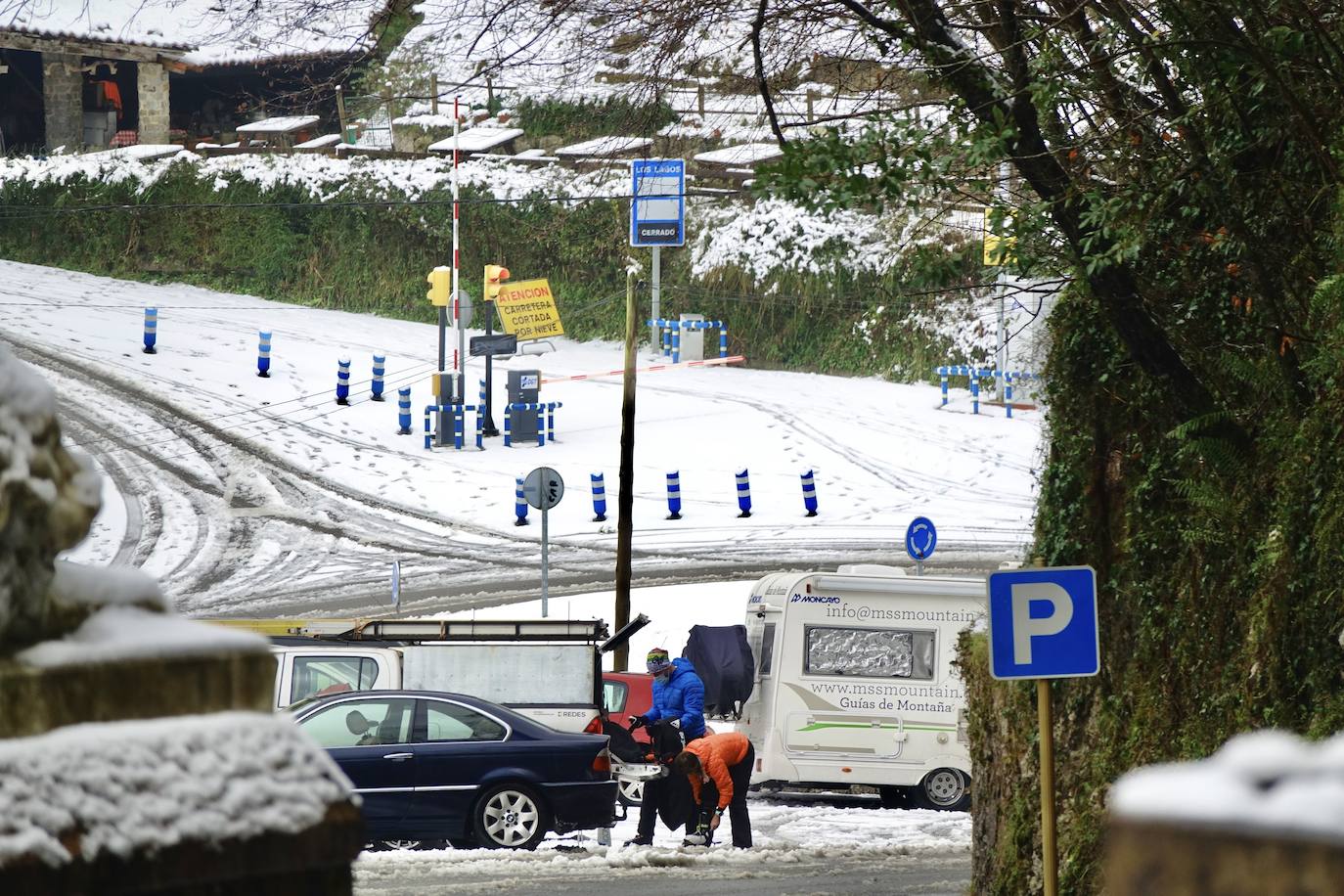 El 27 por ciento de las carreteras asturianas están cerradas o con cadenas y los escolares de cuarenta concejos no podrán volver a clase hasta el miércoles.