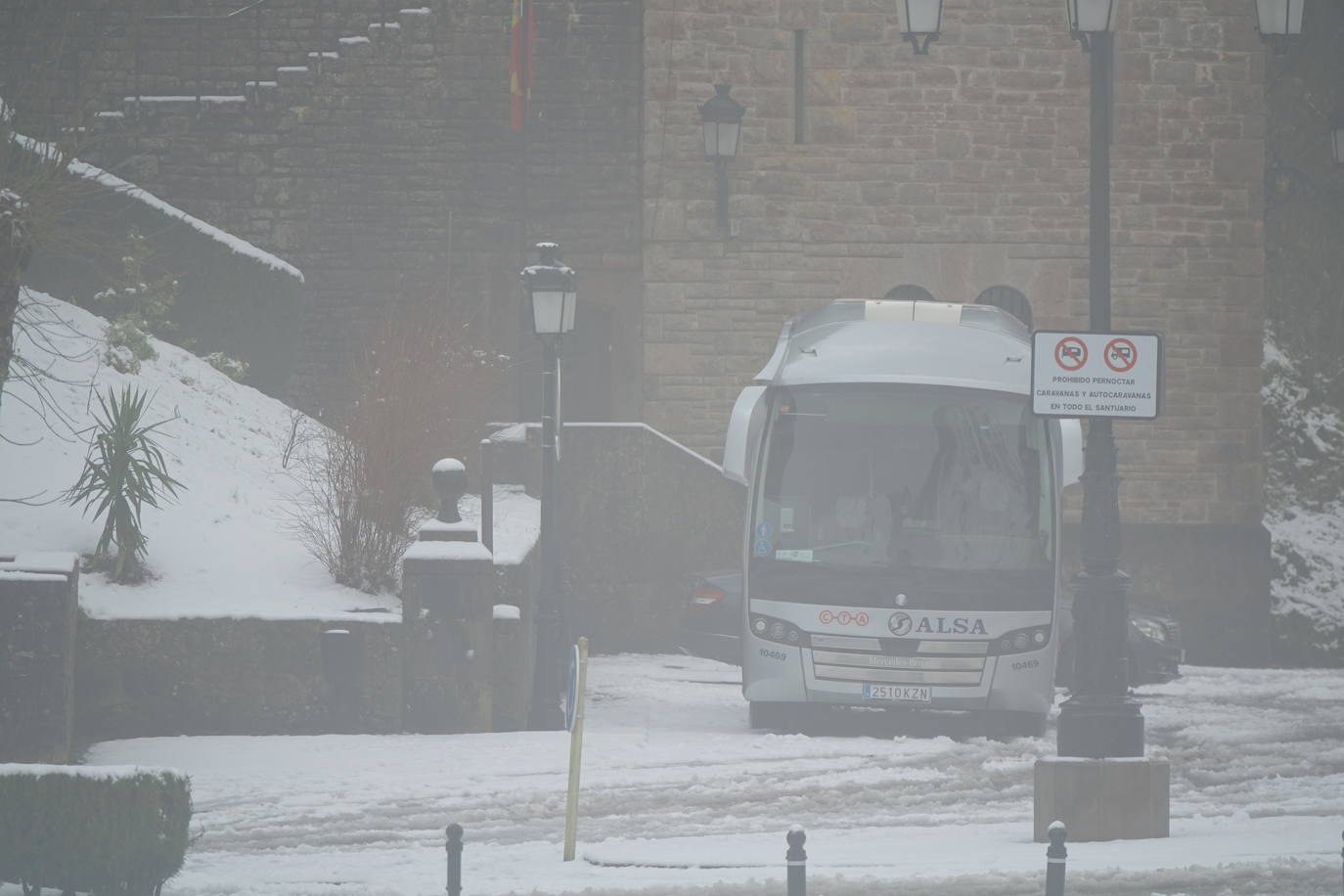 El 27 por ciento de las carreteras asturianas están cerradas o con cadenas y los escolares de cuarenta concejos no podrán volver a clase hasta el miércoles.