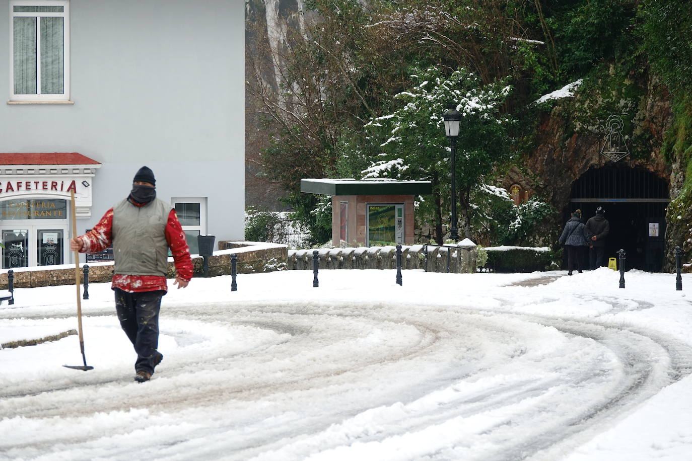 El 27 por ciento de las carreteras asturianas están cerradas o con cadenas y los escolares de cuarenta concejos no podrán volver a clase hasta el miércoles.