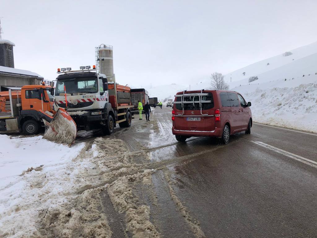 El 27 por ciento de las carreteras asturianas están cerradas o con cadenas y los escolares de cuarenta concejos no podrán volver a clase hasta el miércoles.