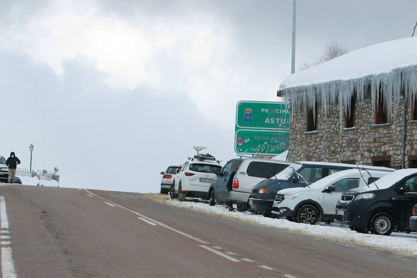 El 27 por ciento de las carreteras asturianas están cerradas o con cadenas y los escolares de cuarenta concejos no podrán volver a clase hasta el miércoles.