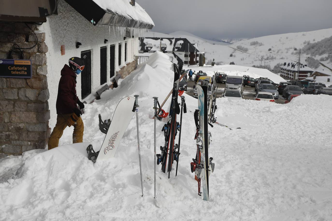 La nieve acumulada durante los pasados días y el hielo continúan protagonizando las estampas de buena parte de la región. 