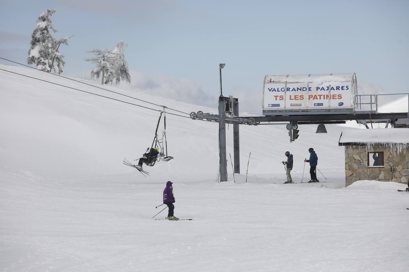 La nieve acumulada durante los pasados días y el hielo continúan protagonizando las estampas de buena parte de la región. 