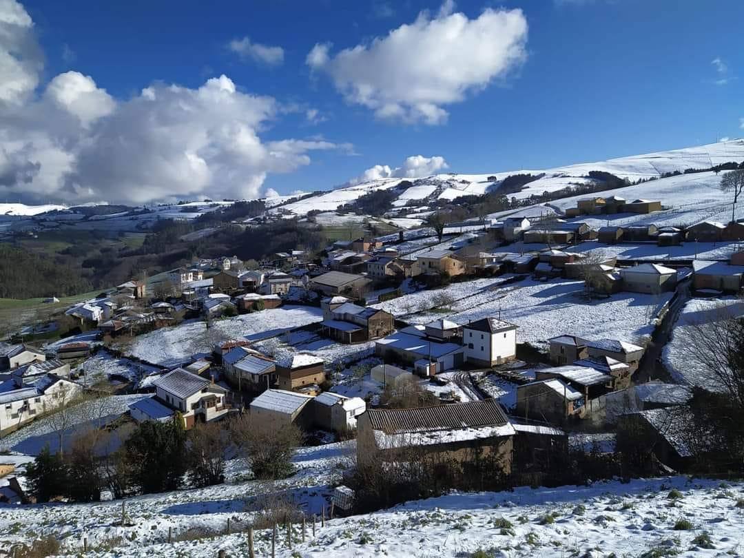 La nieve acumulada durante los pasados días y el hielo continúan protagonizando las estampas de buena parte de la región. 