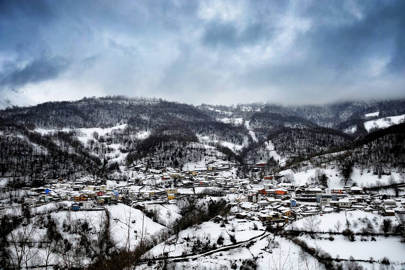 La nieve acumulada durante los pasados días y el hielo continúan protagonizando las estampas de buena parte de la región. 