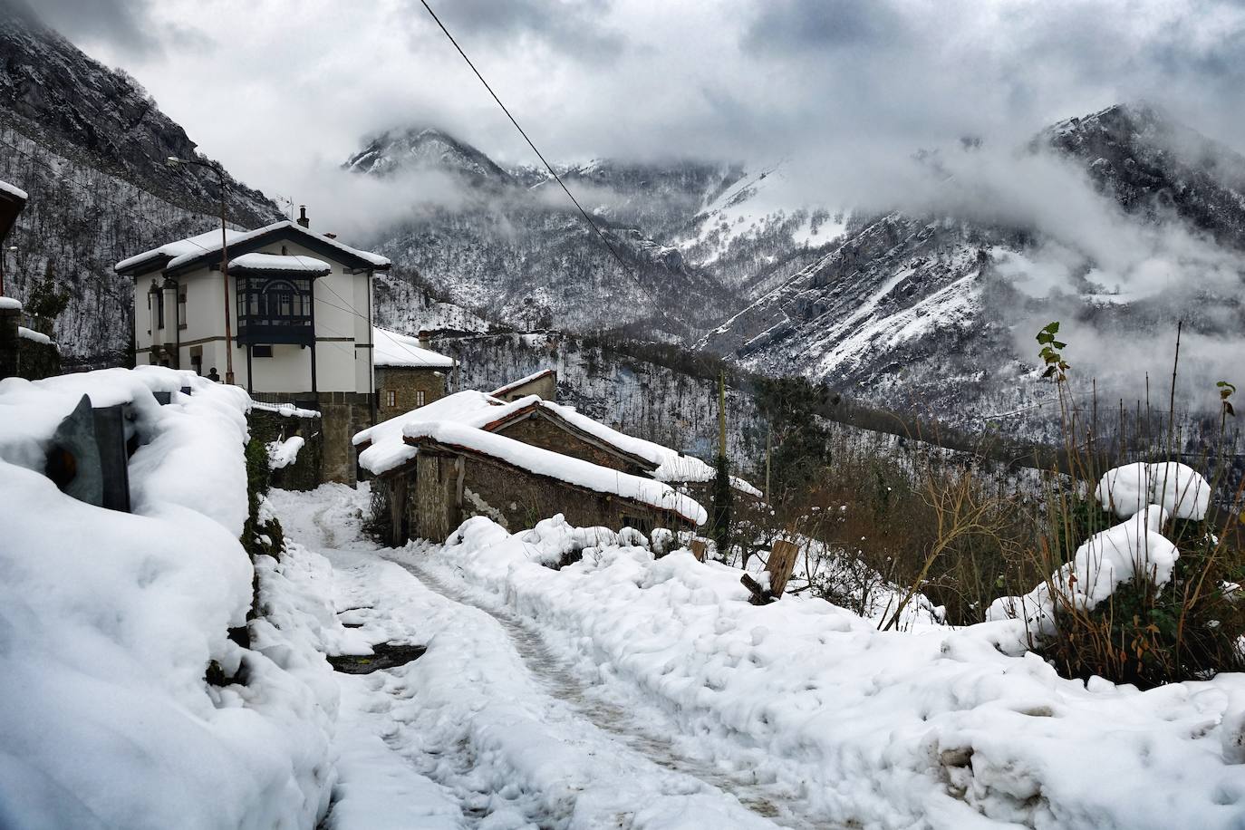 La nieve acumulada durante los pasados días y el hielo continúan protagonizando las estampas de buena parte de la región. 