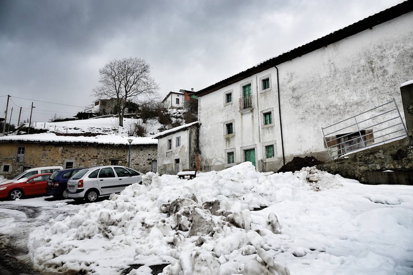 La nieve acumulada durante los pasados días y el hielo continúan protagonizando las estampas de buena parte de la región. 