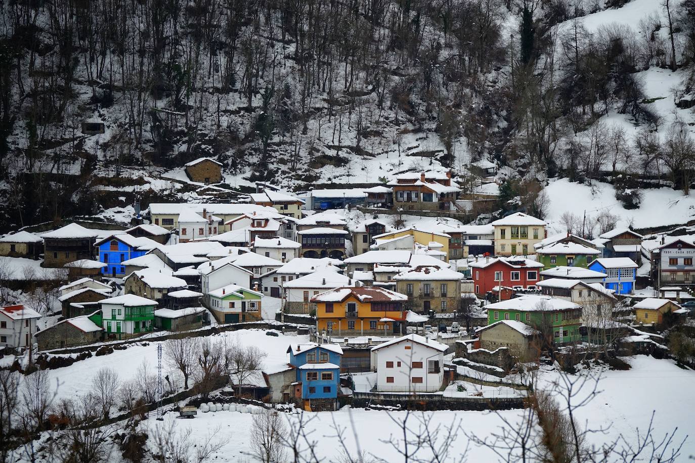 La nieve acumulada durante los pasados días y el hielo continúan protagonizando las estampas de buena parte de la región. 