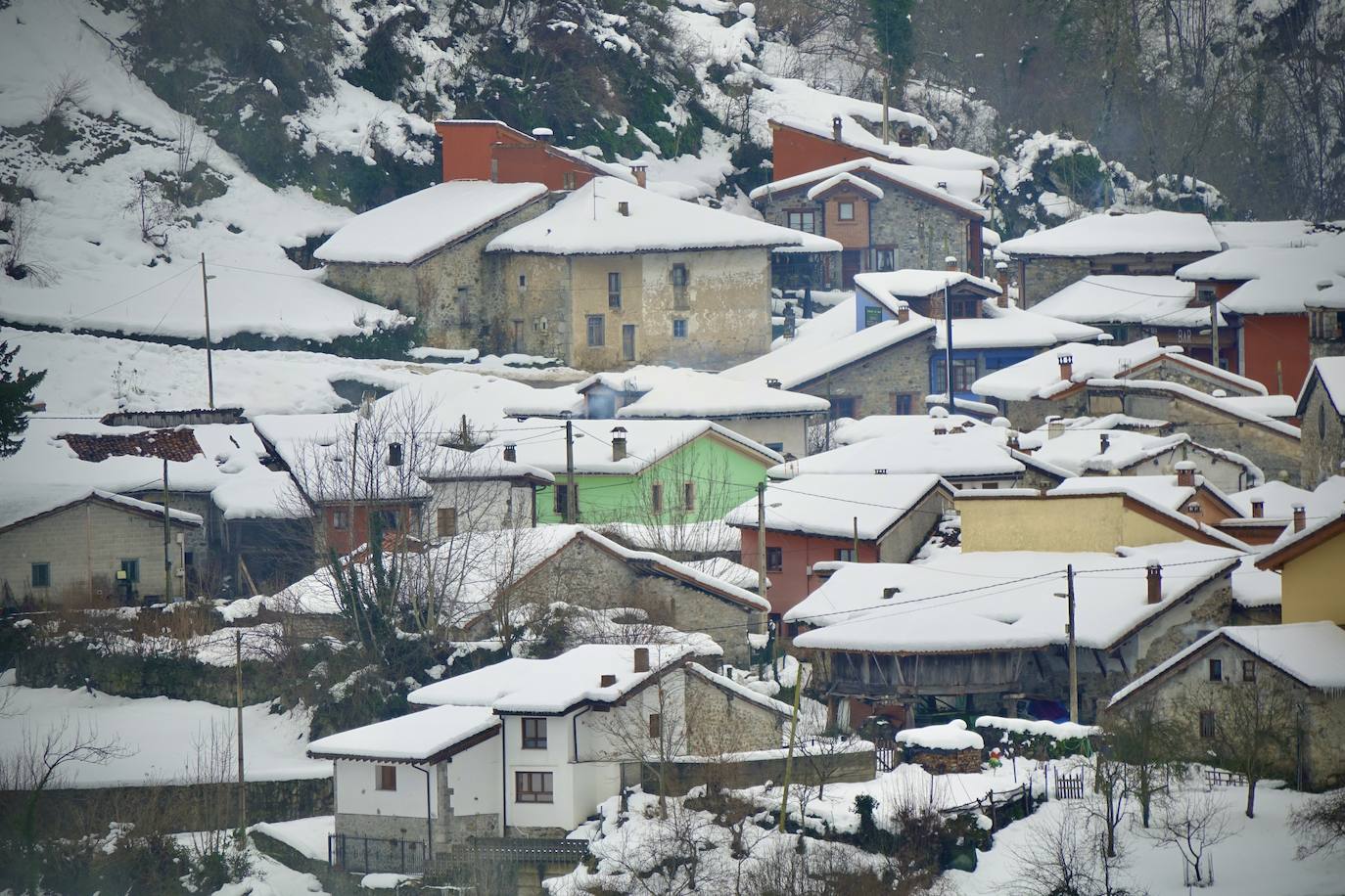 La nieve acumulada durante los pasados días y el hielo continúan protagonizando las estampas de buena parte de la región. 