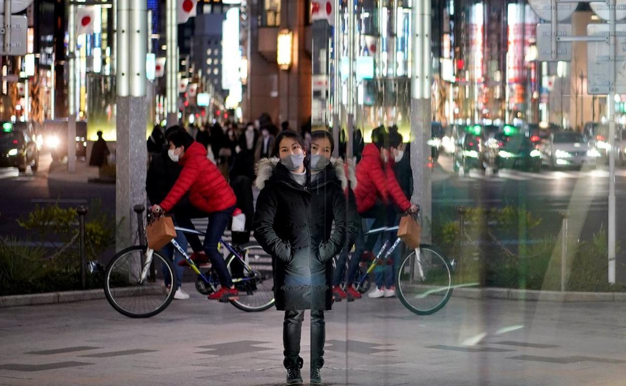 Varias personas pasean por las calles de Tokio, en Japón. 