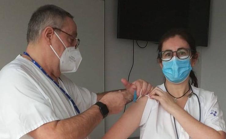 Los sanitarios en primera línea contra la covid reciben las vacunas 