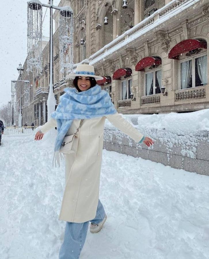 Con la llegada del temporal de nieve 'Filomena', este fin de semana Instagram se ha llenado de stories, fotografías y reels en la nieve y de la gran nevada que se ha visto en gran parte de España y en Madrid. Un temporal de frío que no ha impedido que las influencers y famosas también hayan posado en la nieve con los mejores estilismos. Desde la asturiana Paula Echevarría con su estiloso abrigo de peluche en color lila a Amelia Bono con chándal en su versión más 'vintage' o la modelo Nieves Álvarez con plumífero y gorro ruso de pelo incluido. Estos han sido los looks invernales con los que las famosas e influencers han salido a la calle este fin de semana.