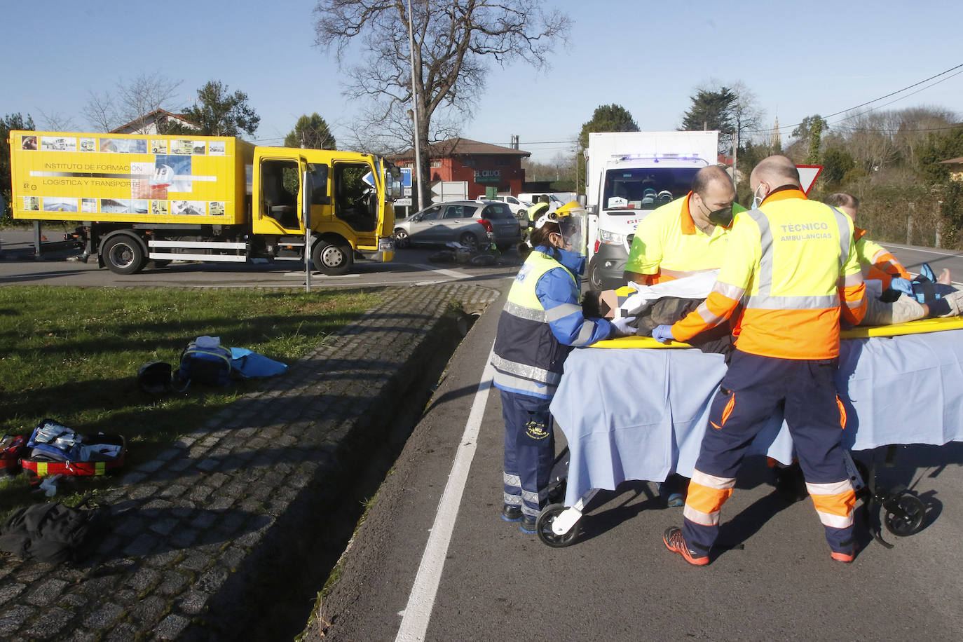 Colisionó con un turismo en la carretera N-632 en Deva, frente al restaurante El Cruce