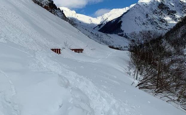 Imagen principal - El temporal de nieve en Asturias.