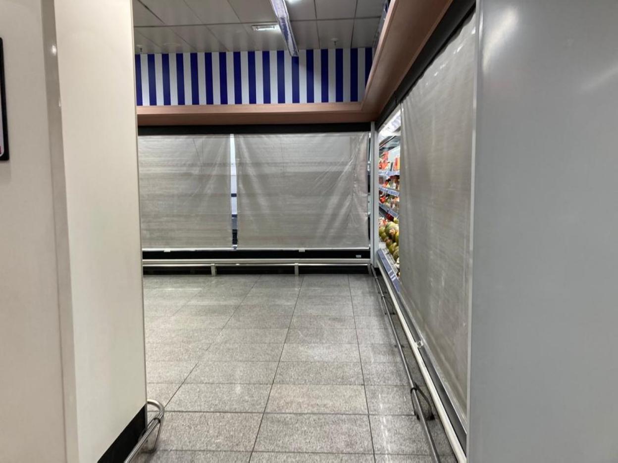 Refrigeradores cerrados en un supermercado gijonés. 