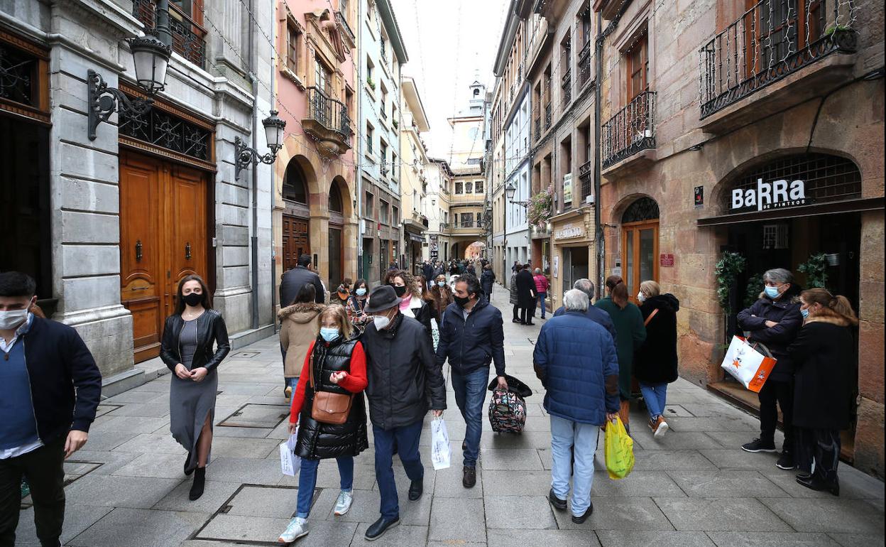 Gente paseando por las calles de Oviedo estas navidades.