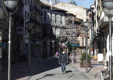 Imagen secundaria 1 - Coronavirus en Asturias | Grado, desierto para frenar el avance del virus