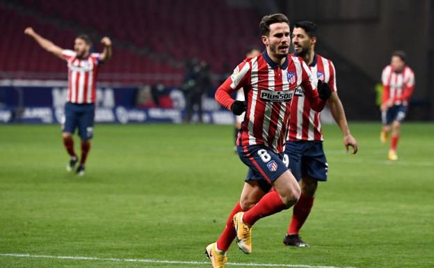 Saúl Ñíguez celebra su gol al Sevilla.