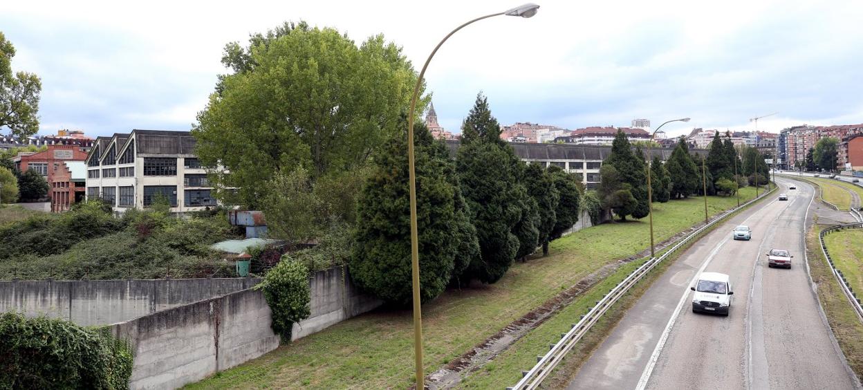 La entrada a Oviedo por Santullano junto a los terrenos de la fábrica de armas de La Vega, por los que podría desviarse el Bulevar. 