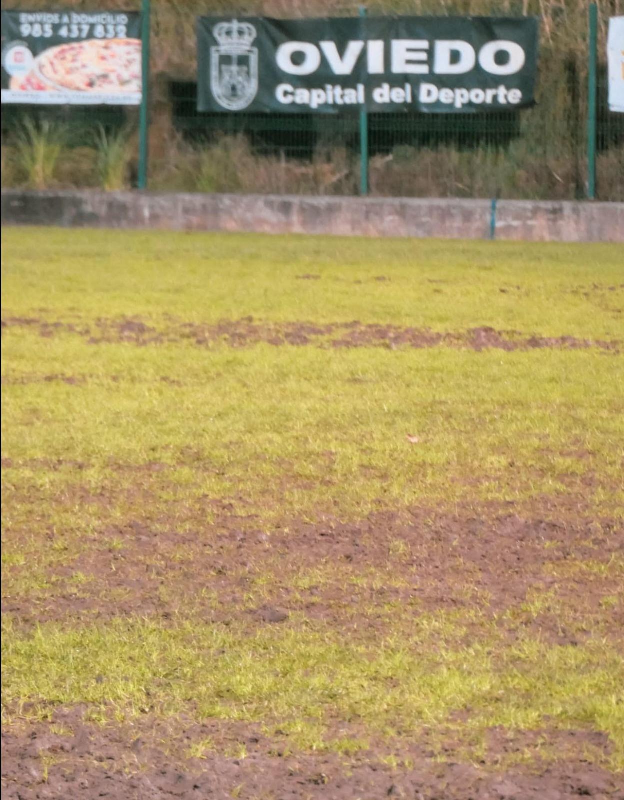 El mal estado del campo del Naranco, con numeroso barro, vuelve a dificultar la práctica del rugby. 