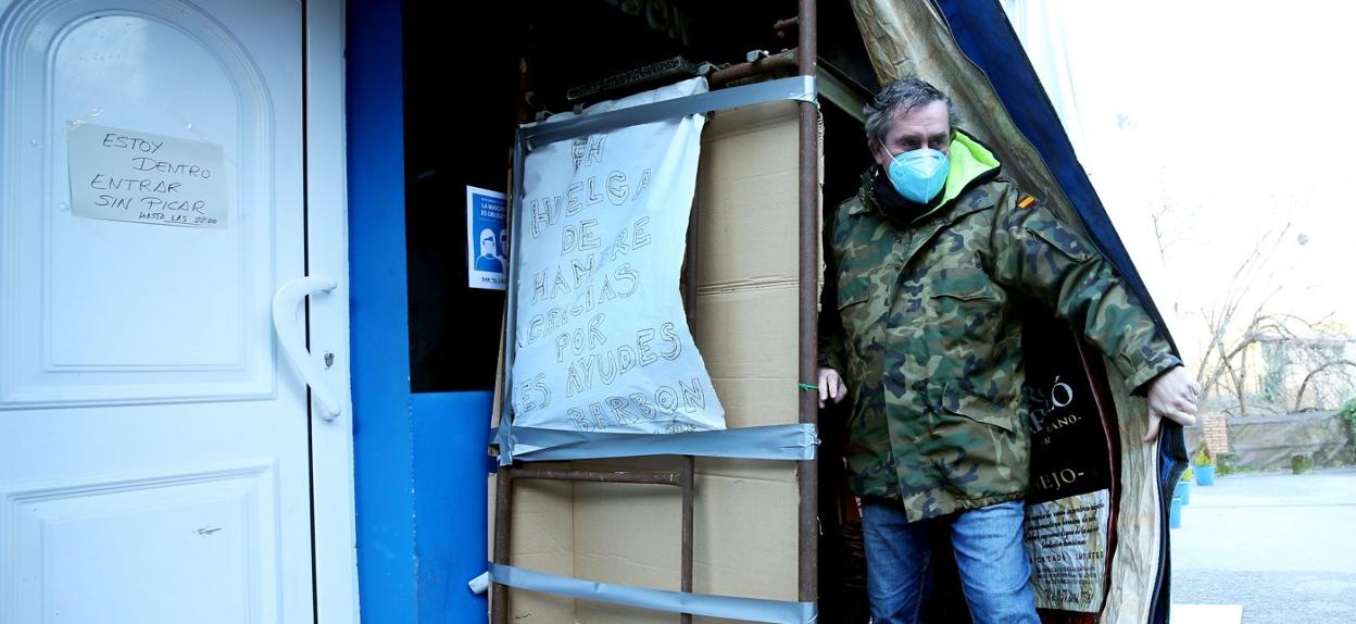 Sergio Villaverde, el hostelero riberano en huelga de hambre continúa un día más durmiendo al raso en un camastro frente a su local. 