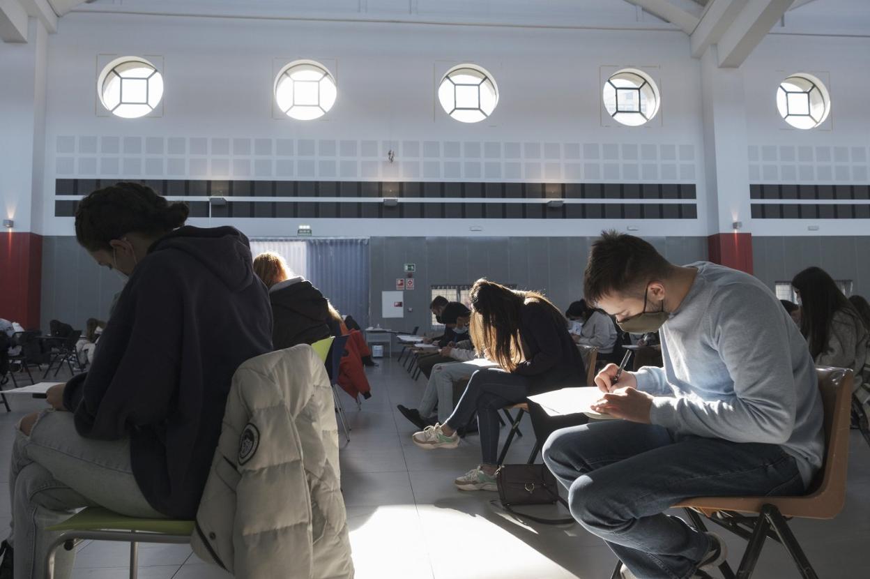 Alumnos realizando un examen el lunes en Laboral Centro de Arte, en Gijón. 