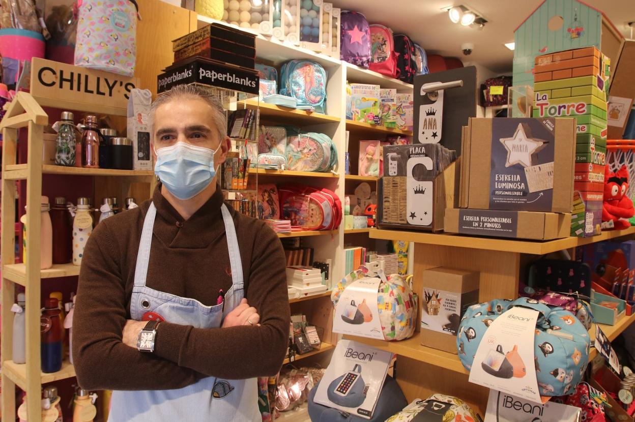 Juan Miravalles, en la librería Campoamor. 