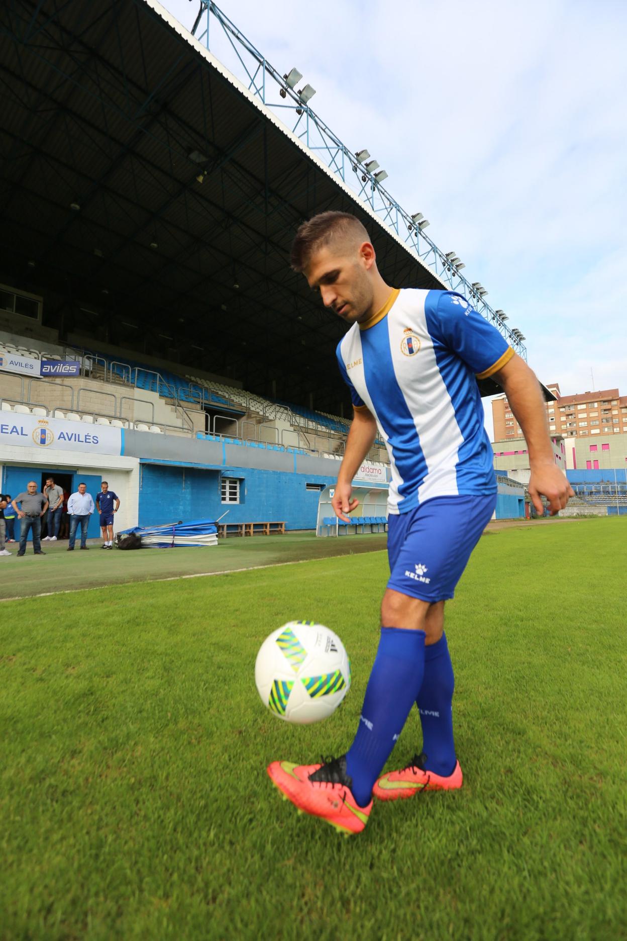 Álex Arias, en su última presentación con el Avilés en agosto de 2016.