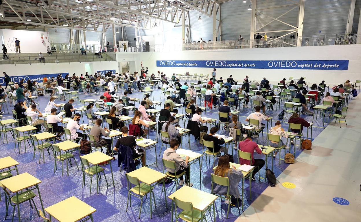 Pruebas de la EBAU celebradas el año pasado en el polideportivo de La Florida de Oviedo 