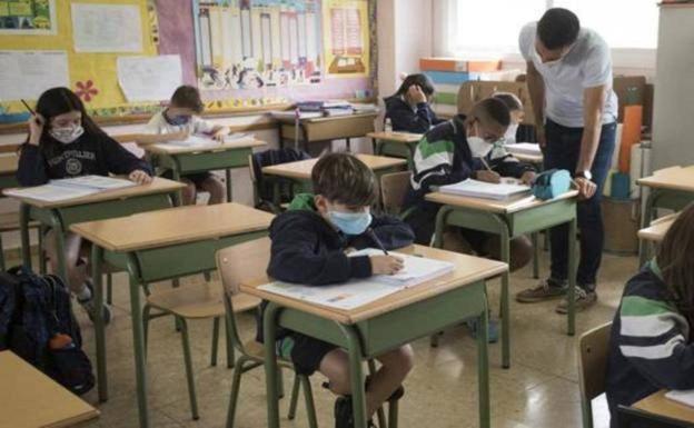 Las puertas y ventanas de las aulas deben estar abiertas «tanto como sea posible»