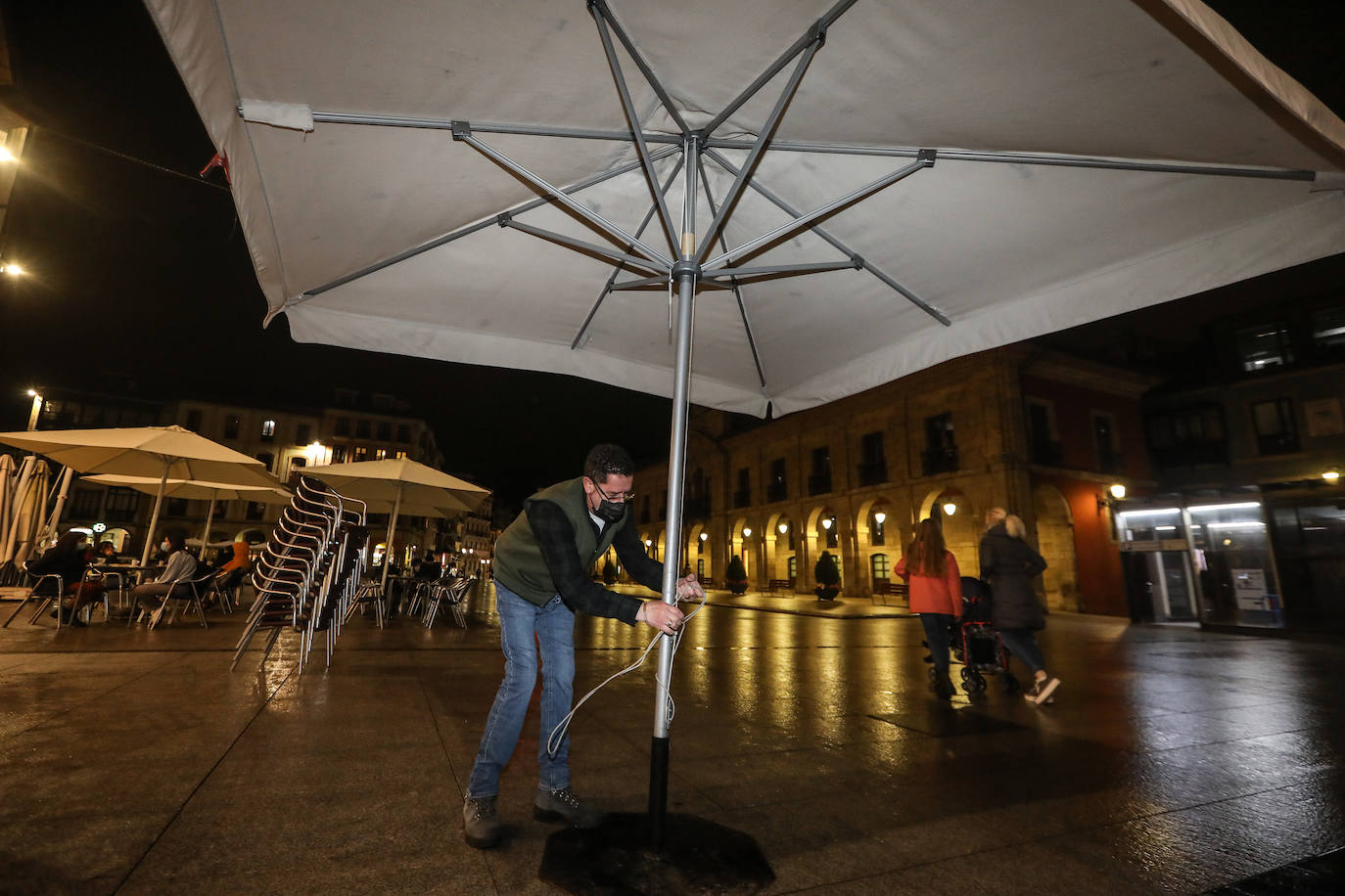 Primer día de cierre de negocios hosteleros y comercios en Asturias a las 20 horas en aplicación de las nuevas medidas para tratar de frenar la pandemia 