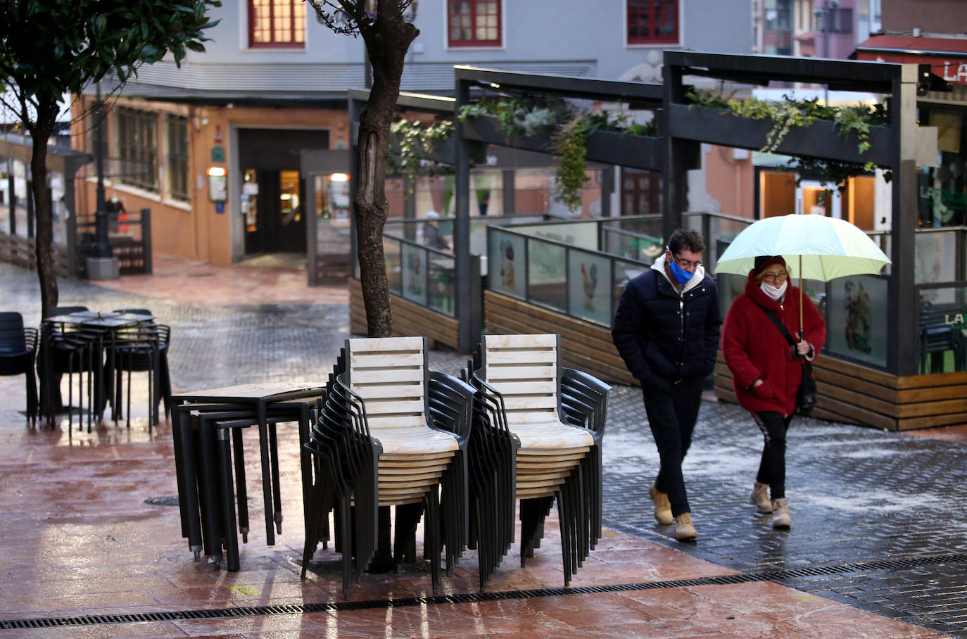 Primer día de cierre de negocios hosteleros y comercios en Asturias a las 20 horas en aplicación de las nuevas medidas para tratar de frenar la pandemia 