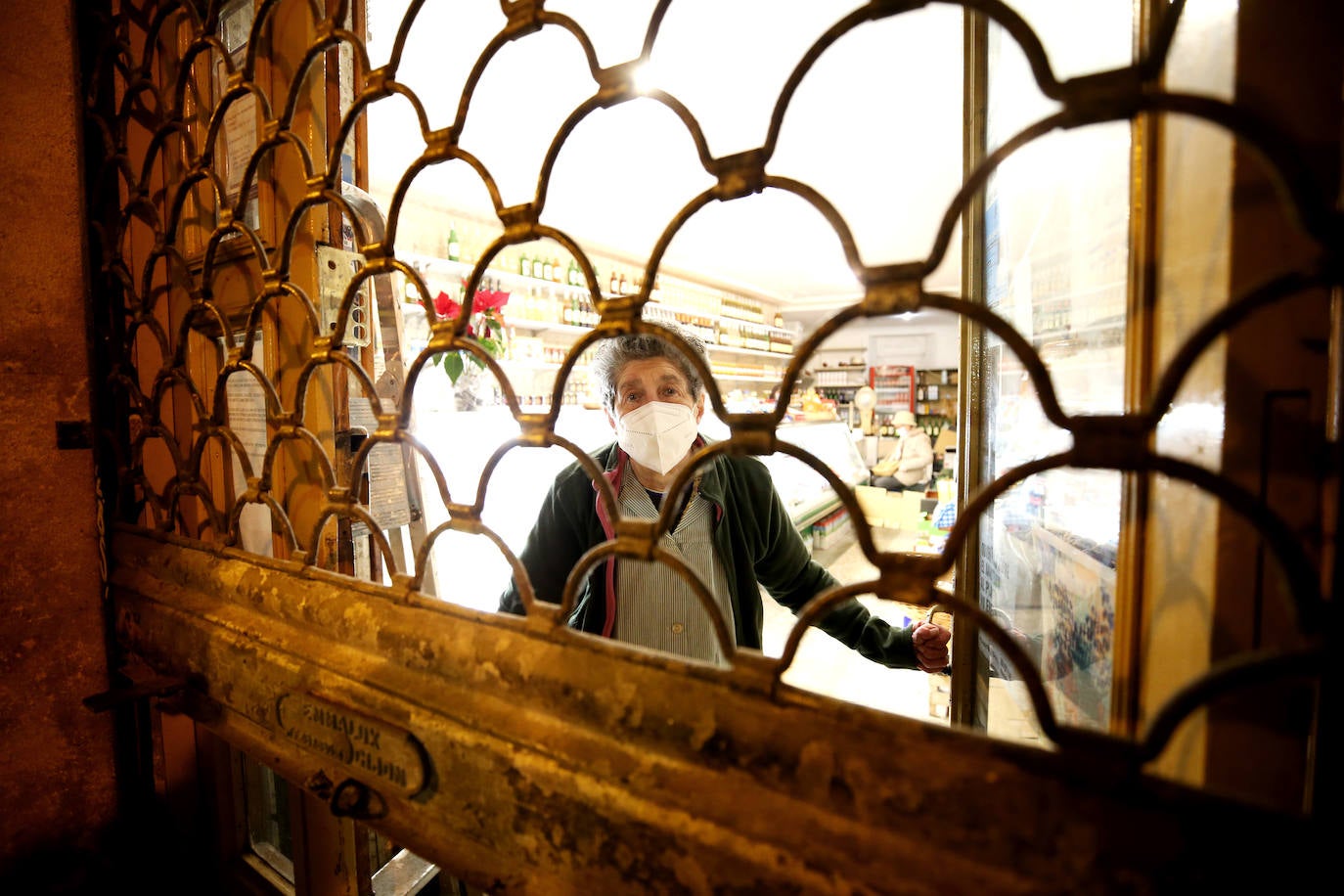 Primer día de cierre de negocios hosteleros y comercios en Asturias a las 20 horas en aplicación de las nuevas medidas para tratar de frenar la pandemia 