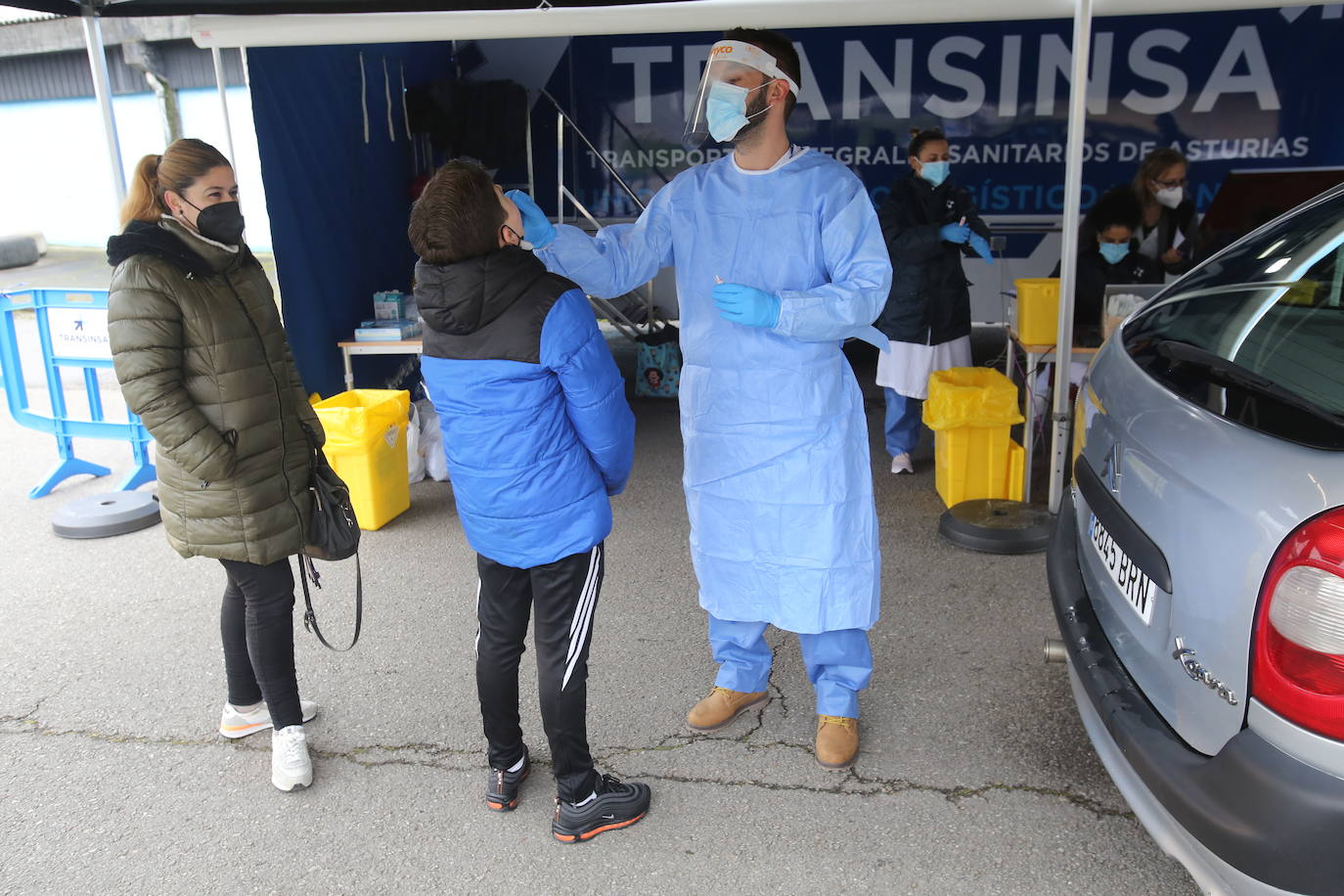 La Consejería de Sanidad ha comenzado a realizar el cribado masivo a las 700 los alumnos, docentes y trabajadores de los dos institutos de enseñanza secundaria de Grado. El autocovid se ha instalado en el recinto ferial del mercado de ganado moscón