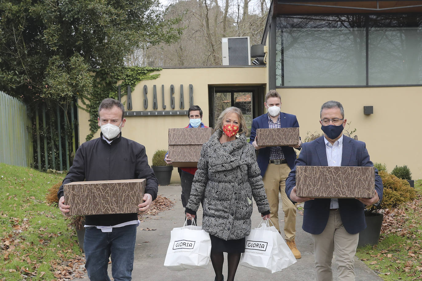Mar de Niebla, el grupo Manzano y Seguros Reale, con la colaboración de EL COMERCIO, se han unido en una iniciativa que trata de ofrecer una atención especial a las personas más vulnerables y lo hace con unos menús especiales. A lo largo de cinco días, se servirán 170 menús, 34 diarios, a un grupo de familias de Gijón que se encuentran en situación de necesidad y vulnerabilidad. 