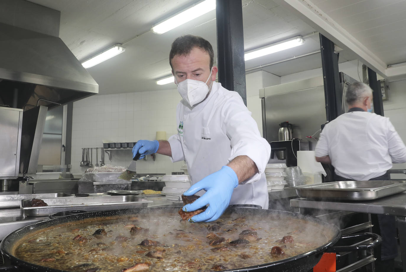 Mar de Niebla, el grupo Manzano y Seguros Reale, con la colaboración de EL COMERCIO, se han unido en una iniciativa que trata de ofrecer una atención especial a las personas más vulnerables y lo hace con unos menús especiales. A lo largo de cinco días, se servirán 170 menús, 34 diarios, a un grupo de familias de Gijón que se encuentran en situación de necesidad y vulnerabilidad. 