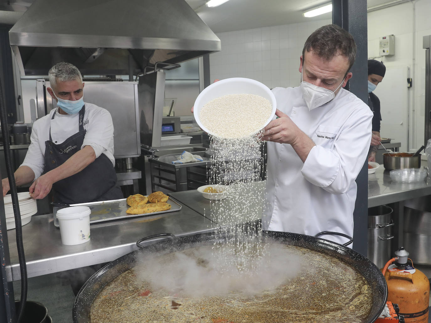 Mar de Niebla, el grupo Manzano y Seguros Reale, con la colaboración de EL COMERCIO, se han unido en una iniciativa que trata de ofrecer una atención especial a las personas más vulnerables y lo hace con unos menús especiales. A lo largo de cinco días, se servirán 170 menús, 34 diarios, a un grupo de familias de Gijón que se encuentran en situación de necesidad y vulnerabilidad. 