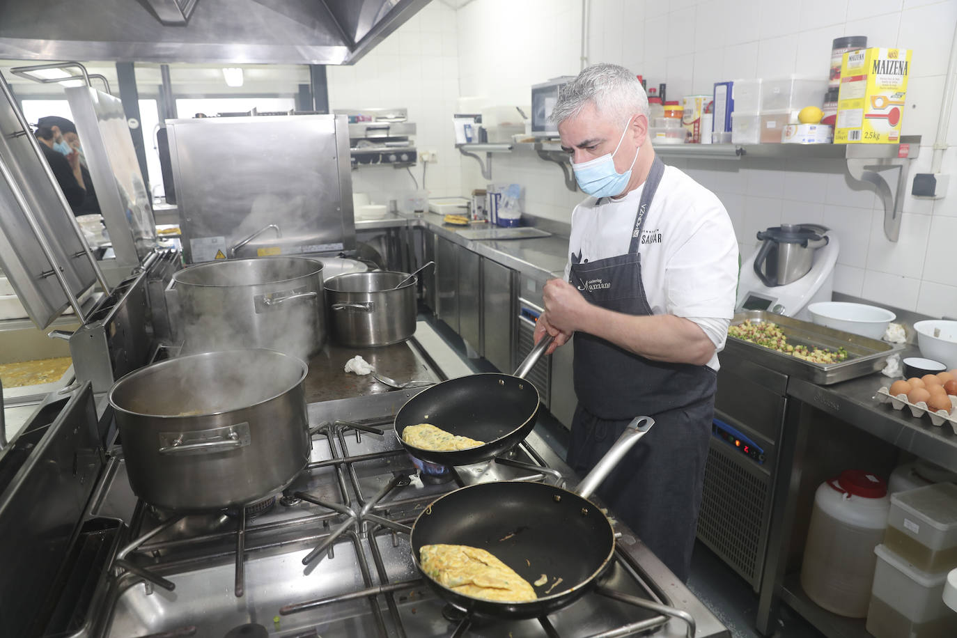 Mar de Niebla, el grupo Manzano y Seguros Reale, con la colaboración de EL COMERCIO, se han unido en una iniciativa que trata de ofrecer una atención especial a las personas más vulnerables y lo hace con unos menús especiales. A lo largo de cinco días, se servirán 170 menús, 34 diarios, a un grupo de familias de Gijón que se encuentran en situación de necesidad y vulnerabilidad. 