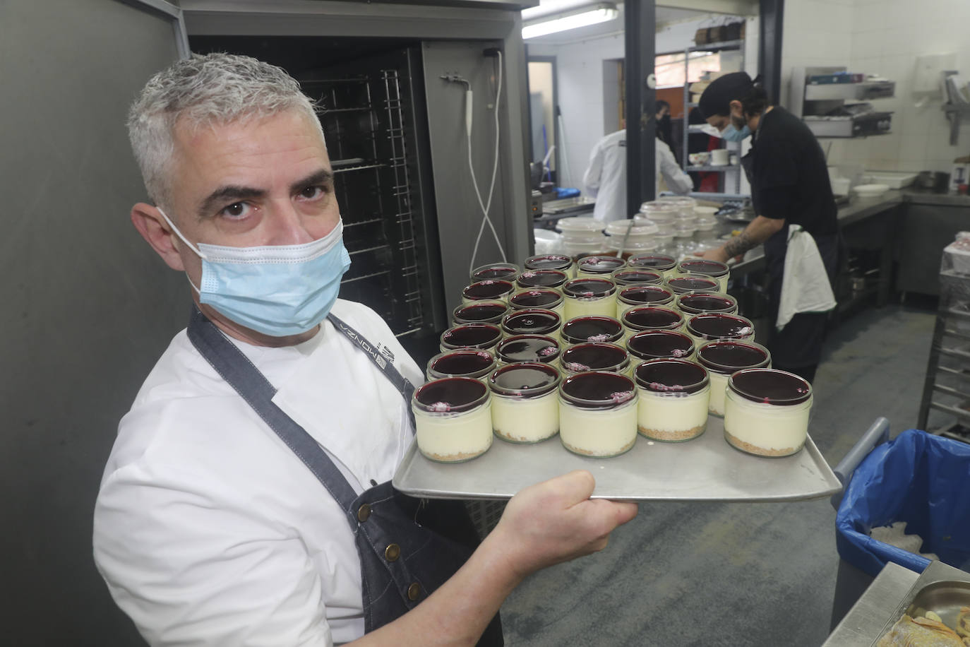 Mar de Niebla, el grupo Manzano y Seguros Reale, con la colaboración de EL COMERCIO, se han unido en una iniciativa que trata de ofrecer una atención especial a las personas más vulnerables y lo hace con unos menús especiales. A lo largo de cinco días, se servirán 170 menús, 34 diarios, a un grupo de familias de Gijón que se encuentran en situación de necesidad y vulnerabilidad. 