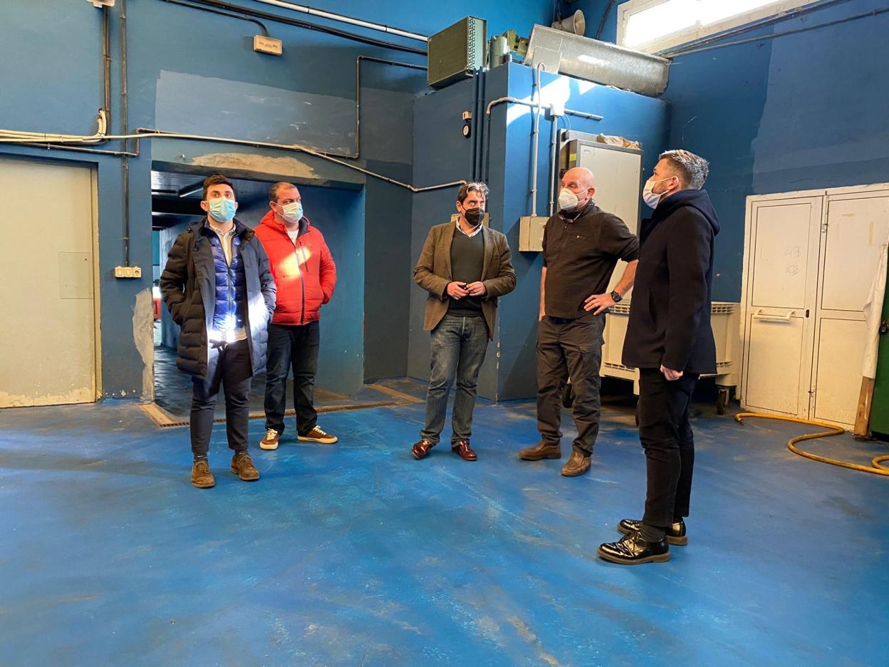 Un momento de la visita a la lonja para comprobar su estado. 