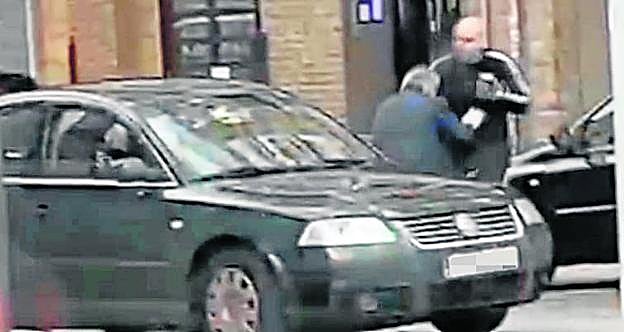 Una secuencia de la brutal agresión, por la que la víctima ha perdido un ojo y permanece ingresada en el HUCA. 