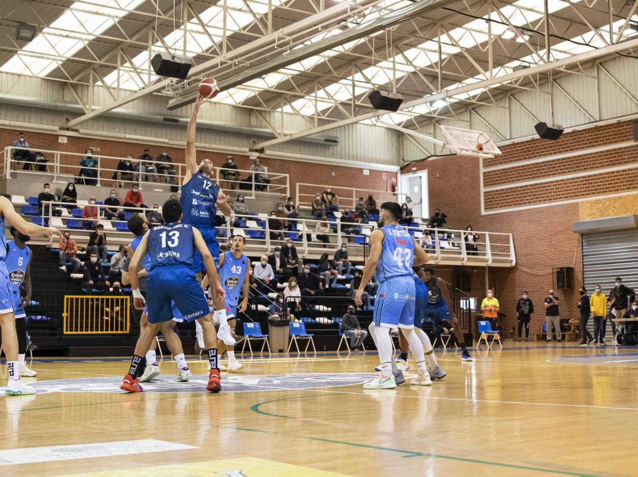El partido contra el Breogán Lugo del 18 de octubre fue el último con aficionados en la grada de Pumarín. 