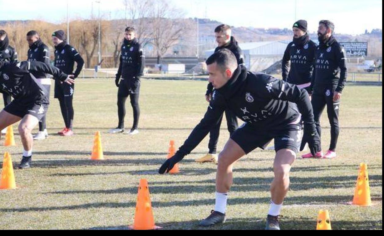 La plantilla de l Cultural y Deportiva Leonesa, durante un entrenamiento.