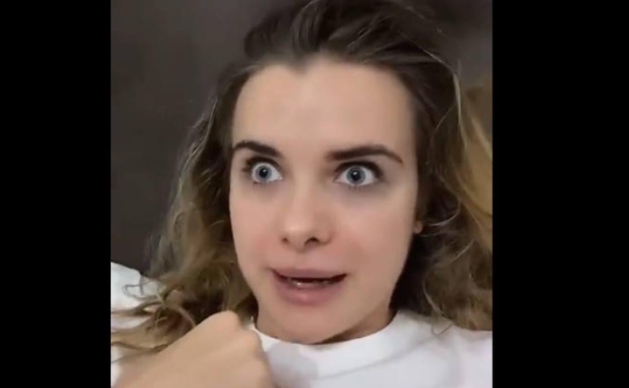 Marina Yers, durante el vídeo en el que critica el uso de las mascarillas 