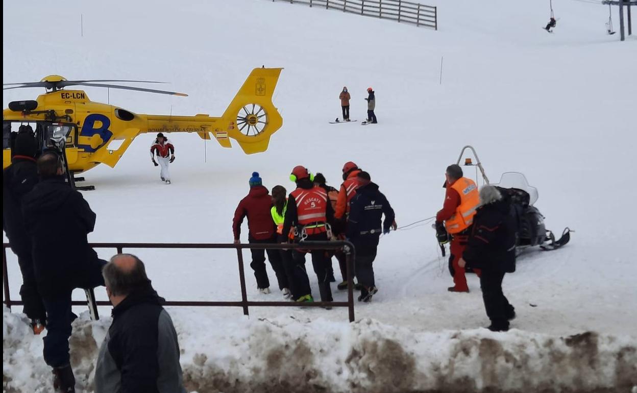 Evacuan a un esquiador con una pierna rota en Pajares