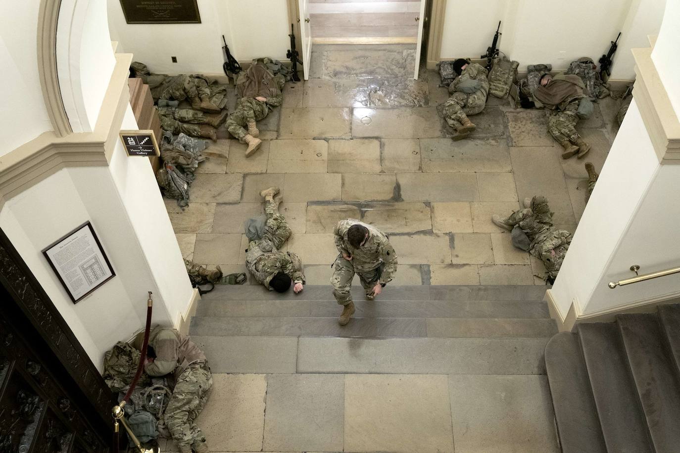 Tras el violento asalto al Capitolio y con motivo de la votación del 'impeachment' contra Donald Trump, cientos de miembros de la Guardia Nacional se desplegaron en el edificio y alrededores y ocuparon pasillos y salas para descansar. Las insólitas imágenes no han tardado en hacerse virales.