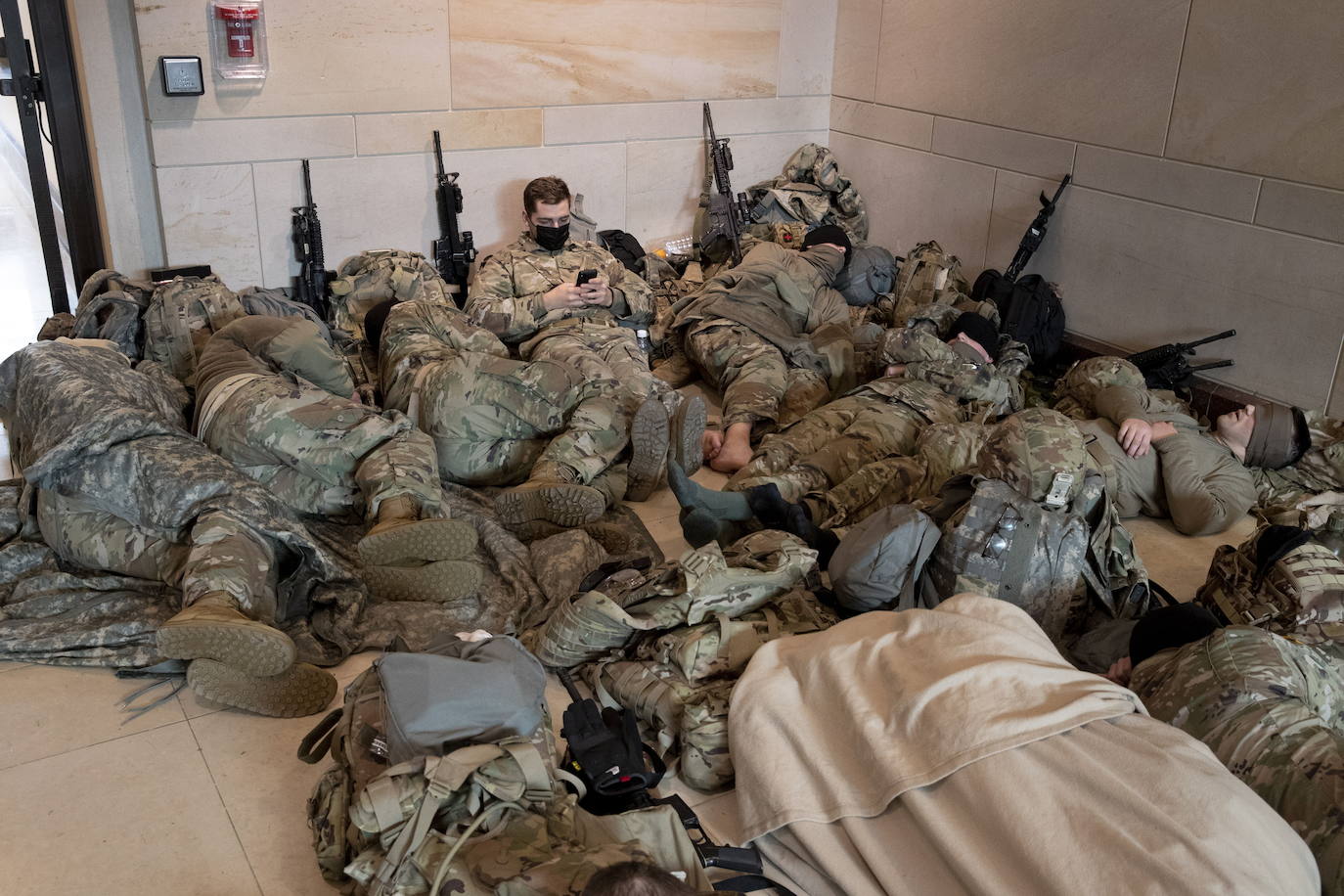 Tras el violento asalto al Capitolio y con motivo de la votación del 'impeachment' contra Donald Trump, cientos de miembros de la Guardia Nacional se desplegaron en el edificio y alrededores y ocuparon pasillos y salas para descansar. Las insólitas imágenes no han tardado en hacerse virales.